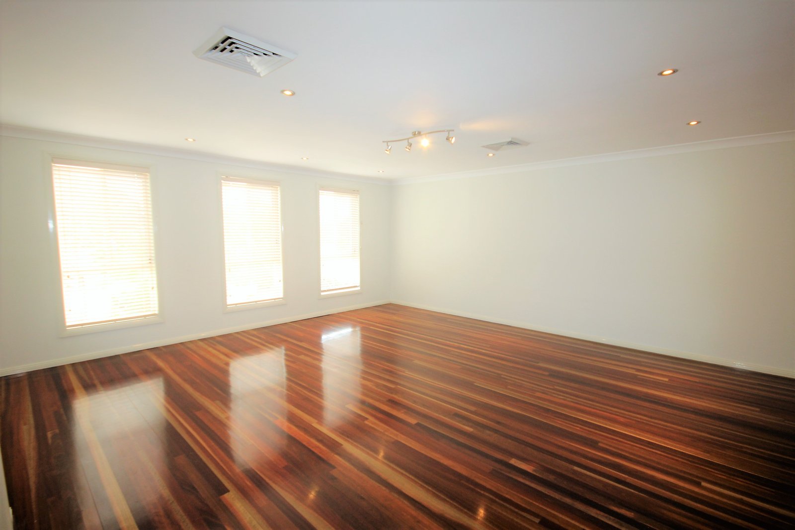 44 Kurrajong Circuit MOUNT ANNAN 13