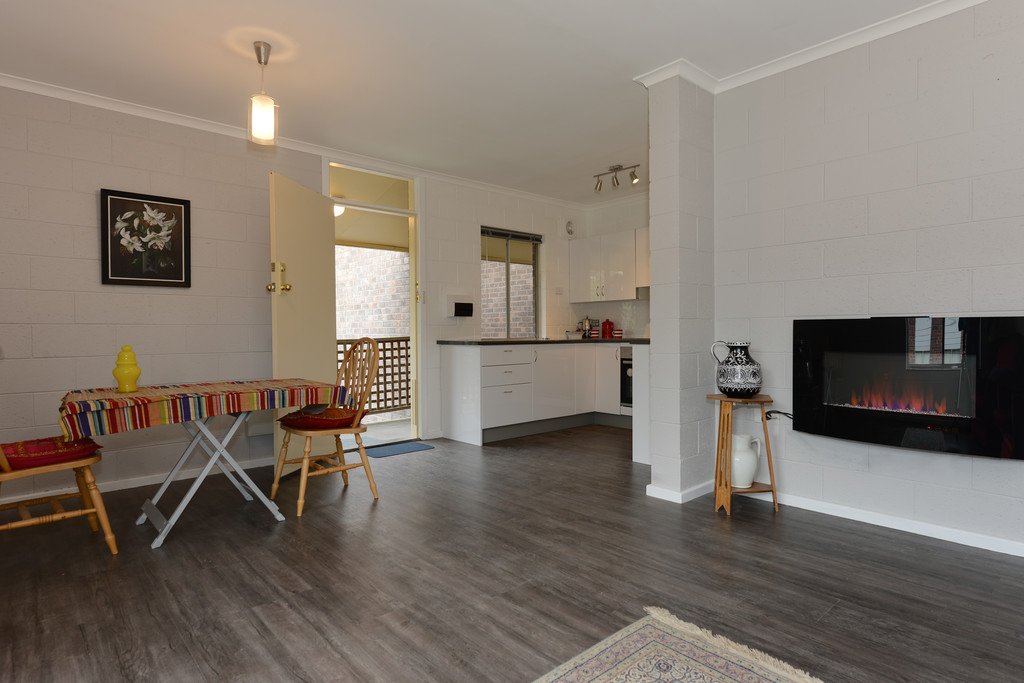 4/4 Onslow Place MOUNT NELSON 3