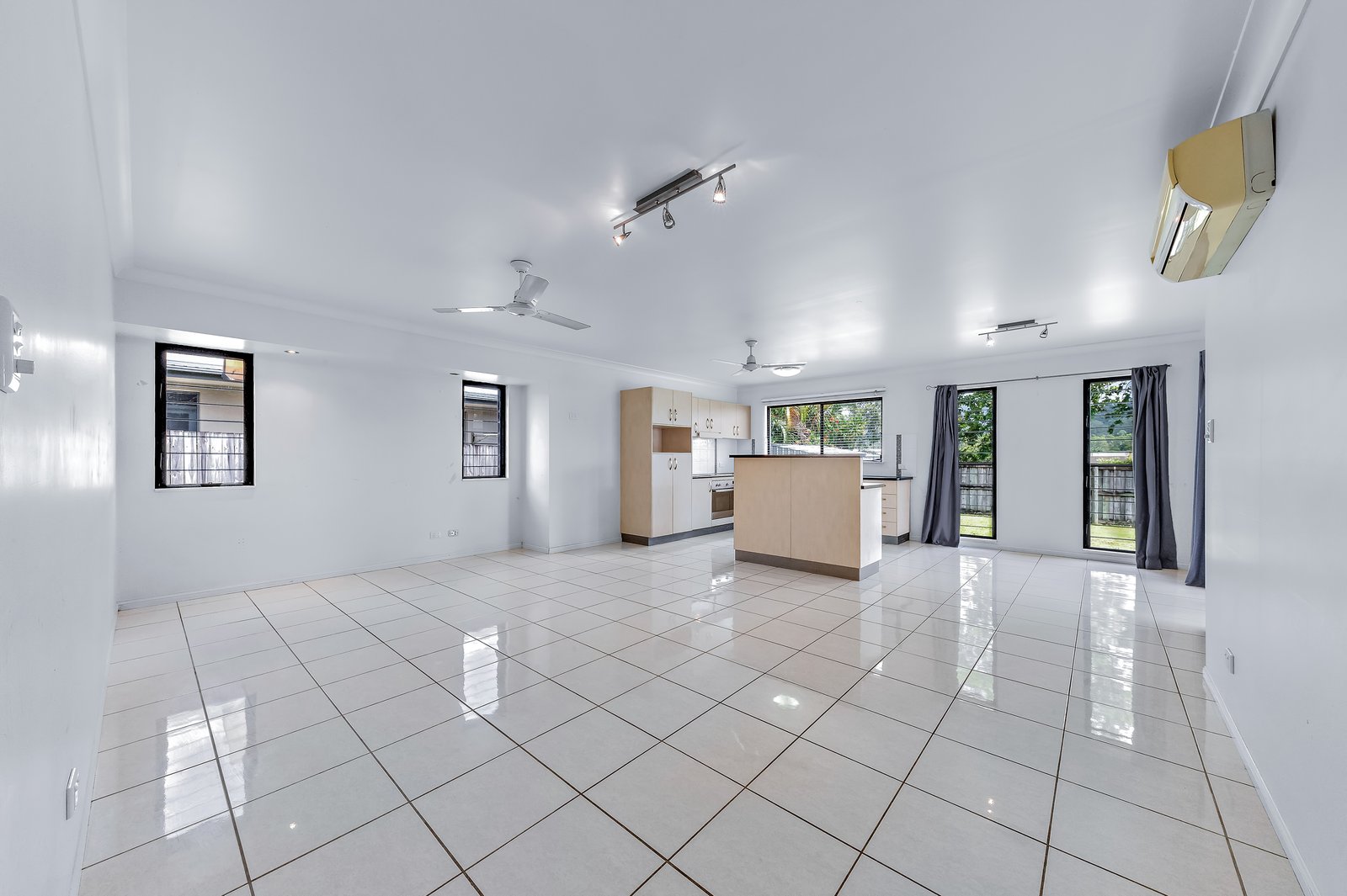 44 South Molle Boulevard CANNONVALE 3