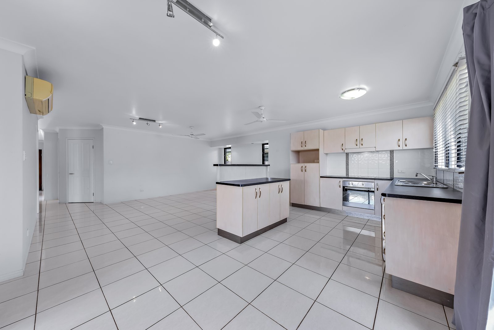 44 South Molle Boulevard CANNONVALE 4