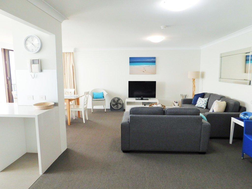 44/114 The Esplanade "Southern Cross"  BURLEIGH HEADS 8