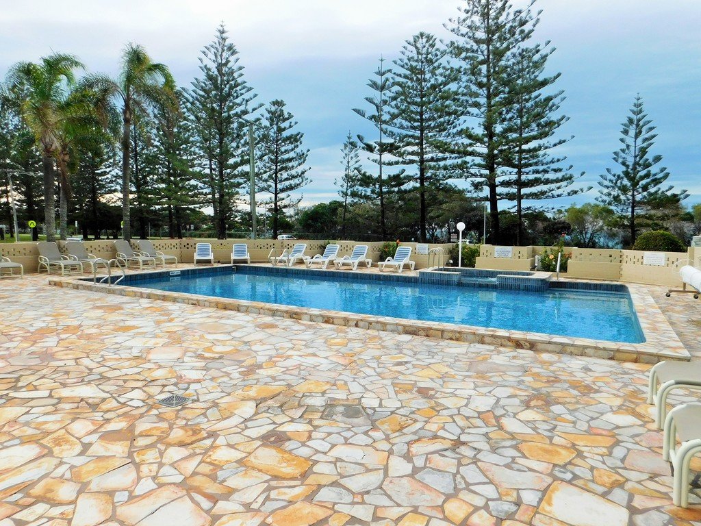 44/114 The Esplanade "Southern Cross"  BURLEIGH HEADS 17