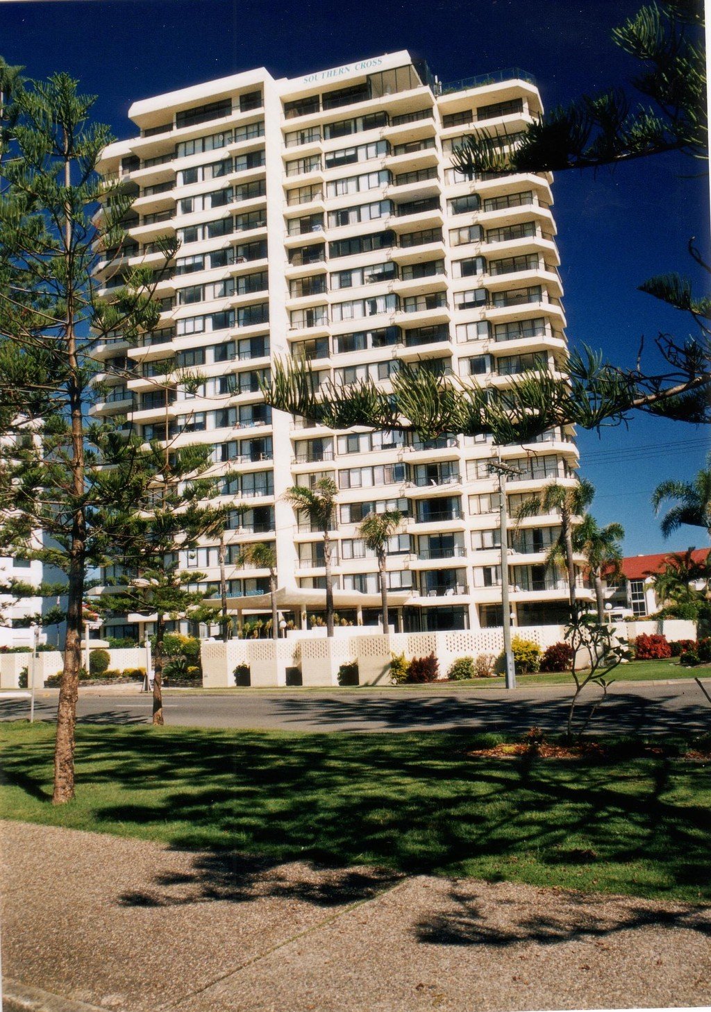 44/114 The Esplanade "Southern Cross"  BURLEIGH HEADS 19