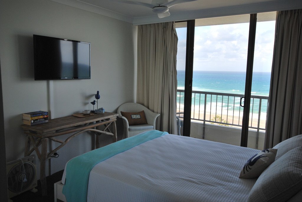 44/114 The Esplanade "Southern Cross" BURLEIGH HEADS 9