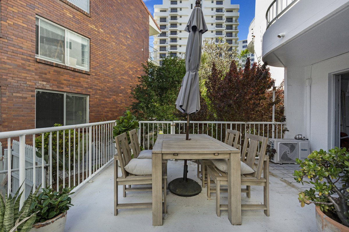 4/5 Australia Avenue BROADBEACH 9