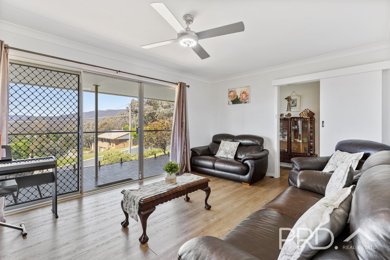 45 Howick Street TUMUT 11