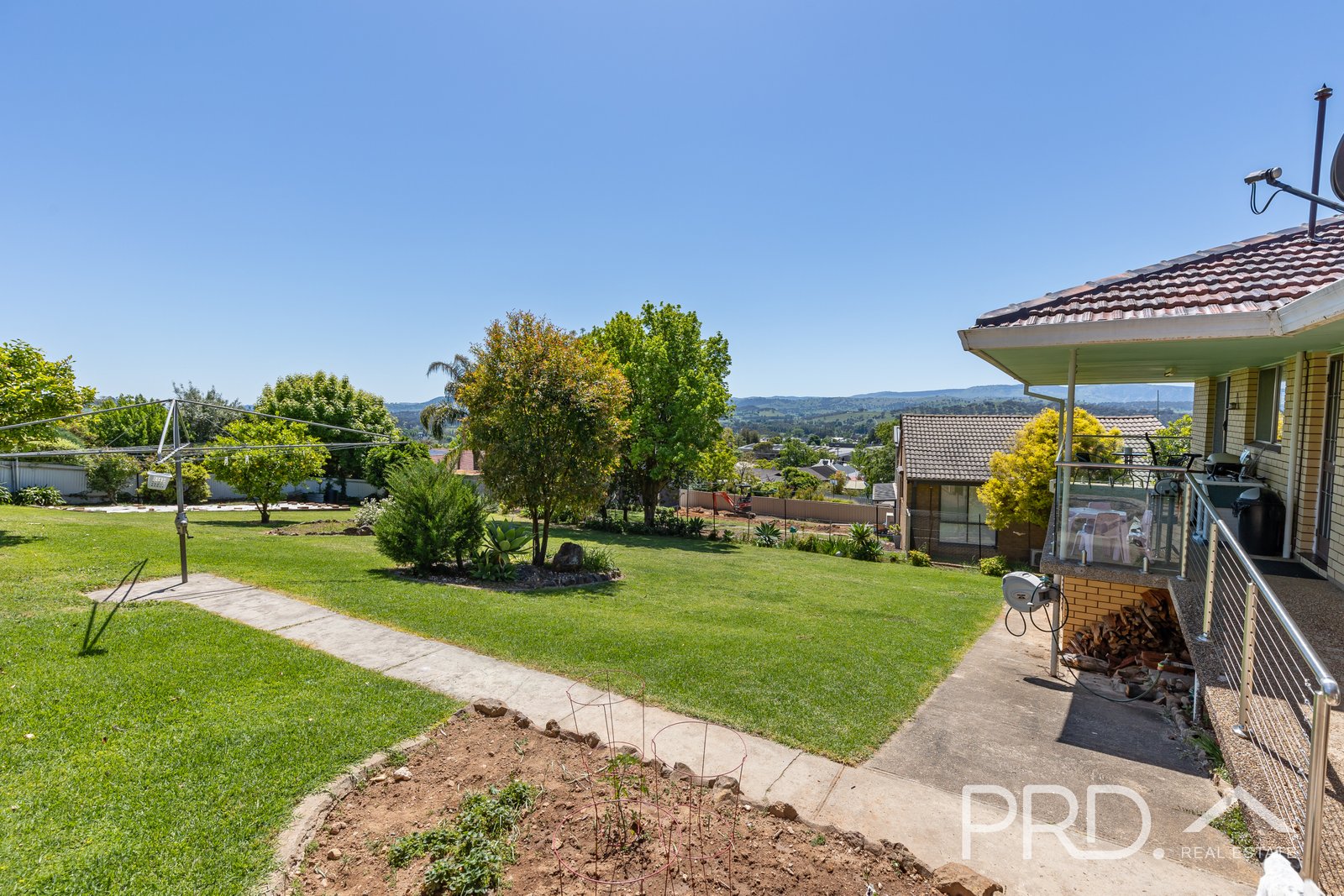 45 Howick Street TUMUT 14