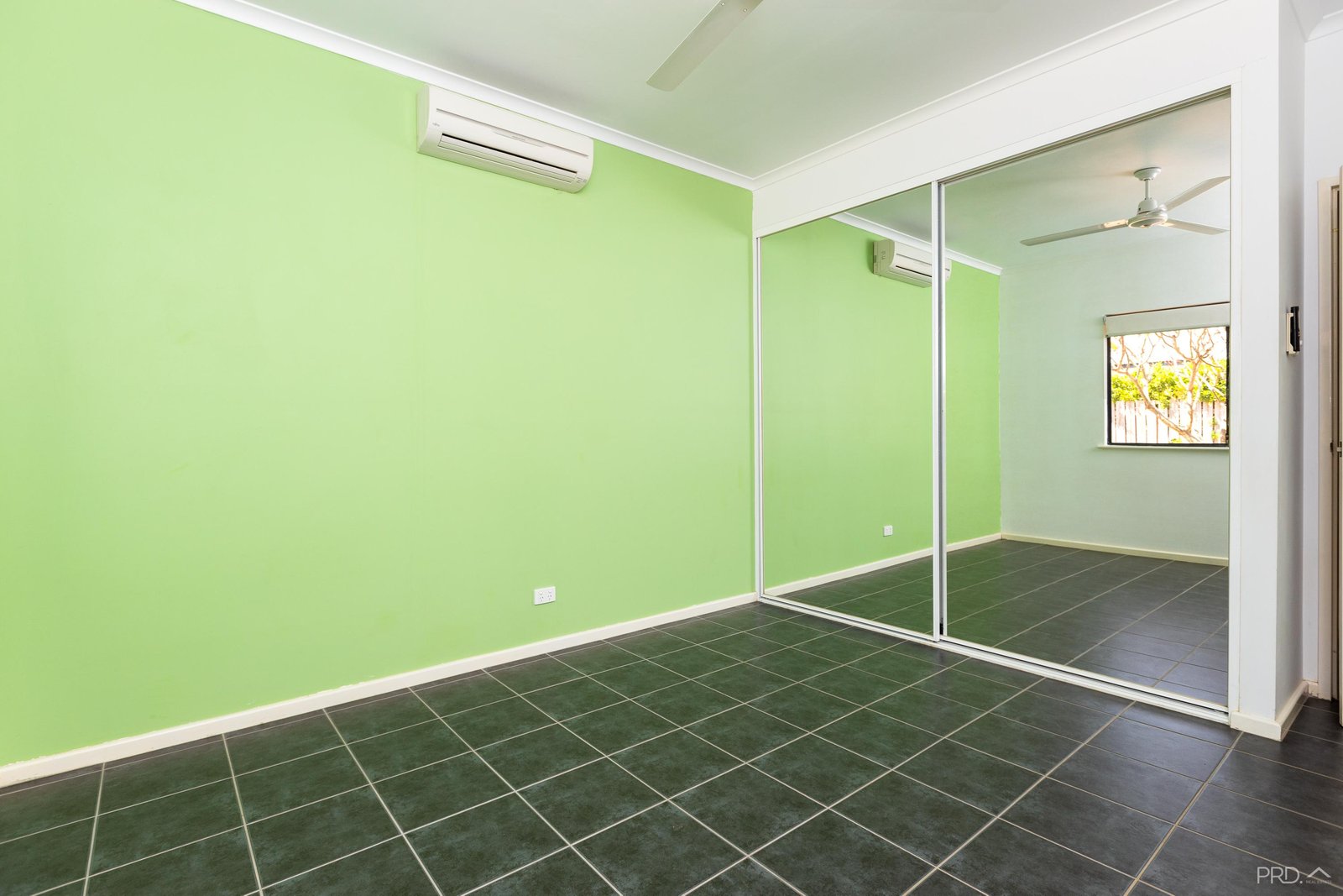 4/5 Whimbrel Street DJUGUN 5