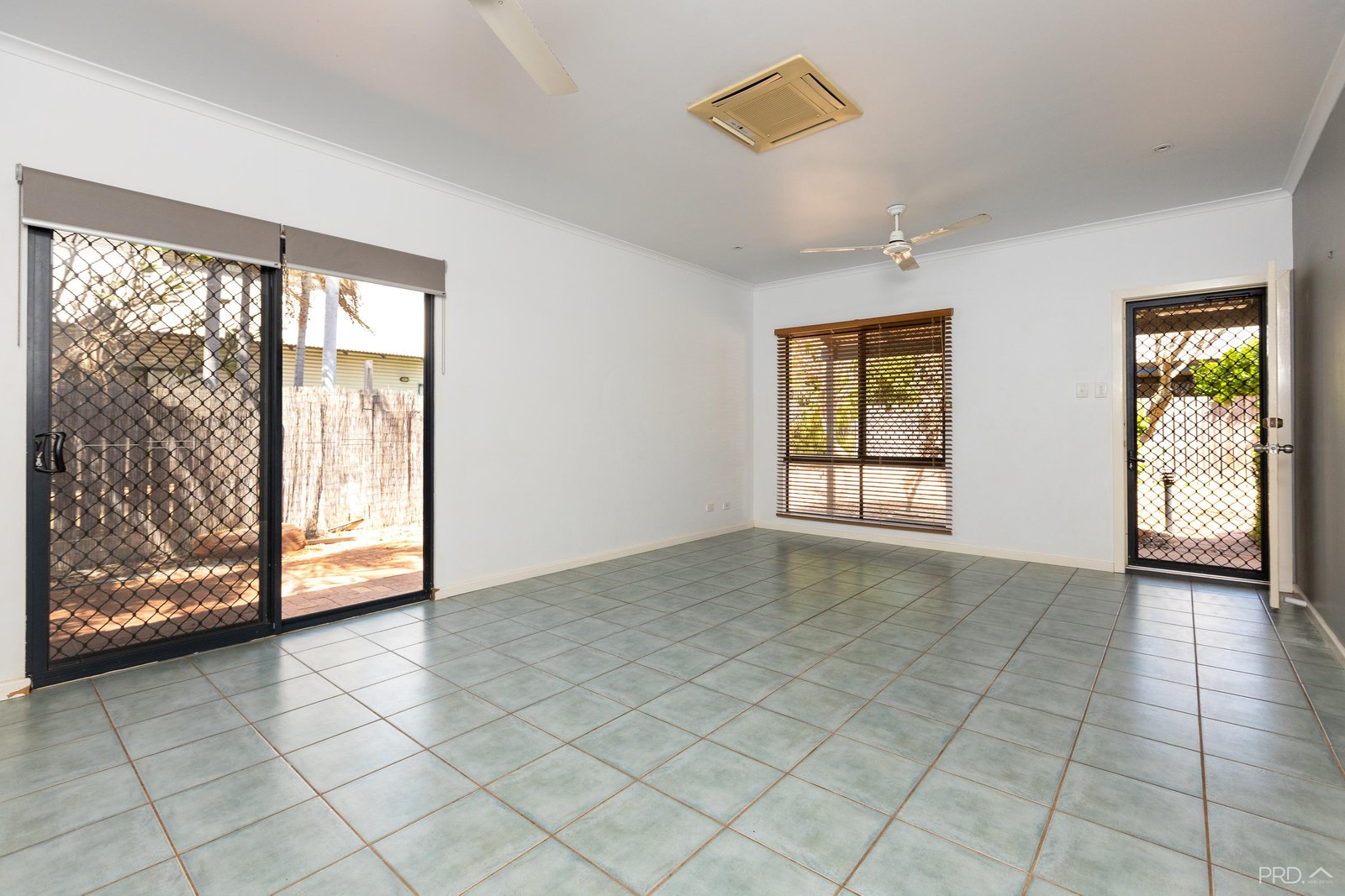 4/5 Whimbrel Street DJUGUN 8