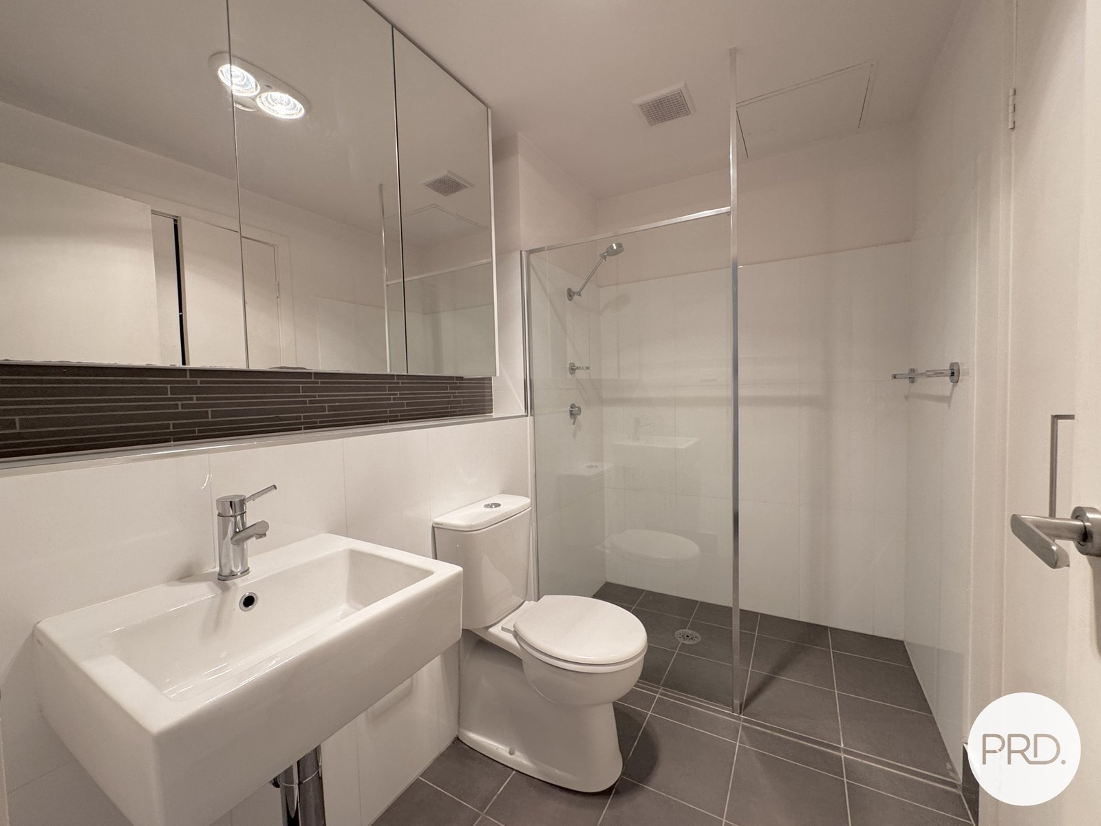 4/56 Cowlishaw Street GREENWAY 5