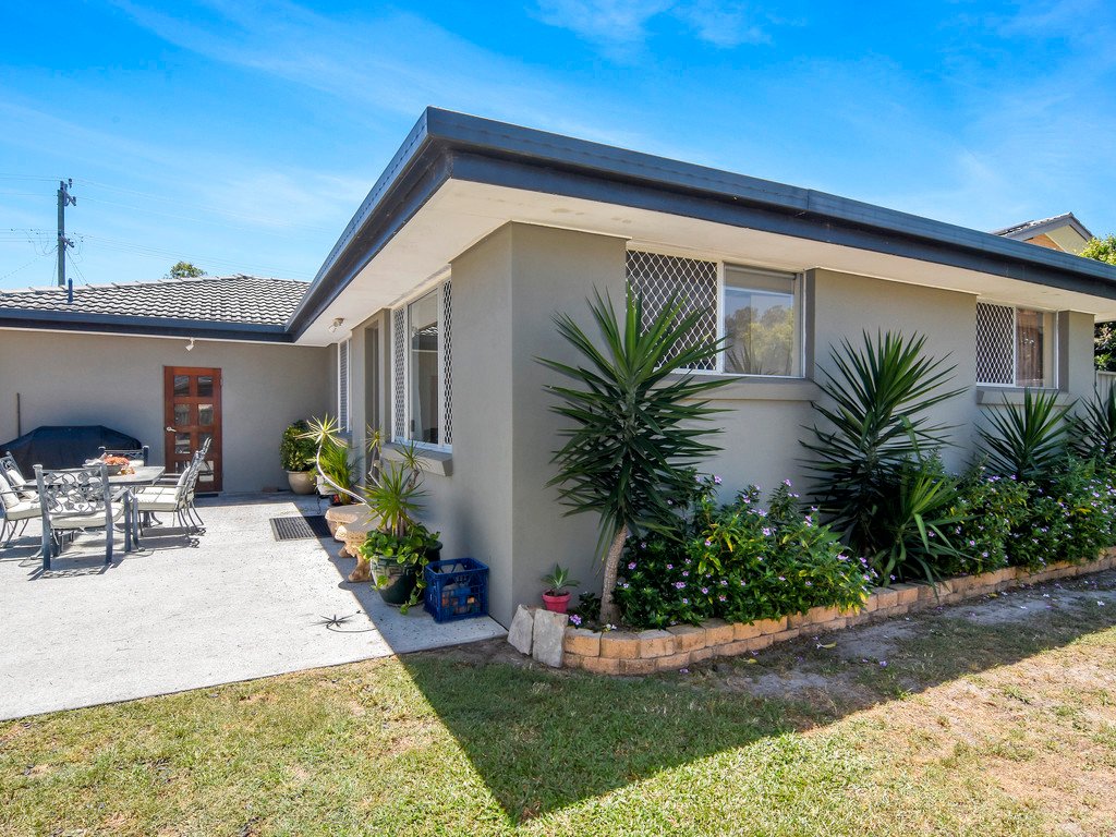 46 Blue Waters Crescent TWEED HEADS WEST 12
