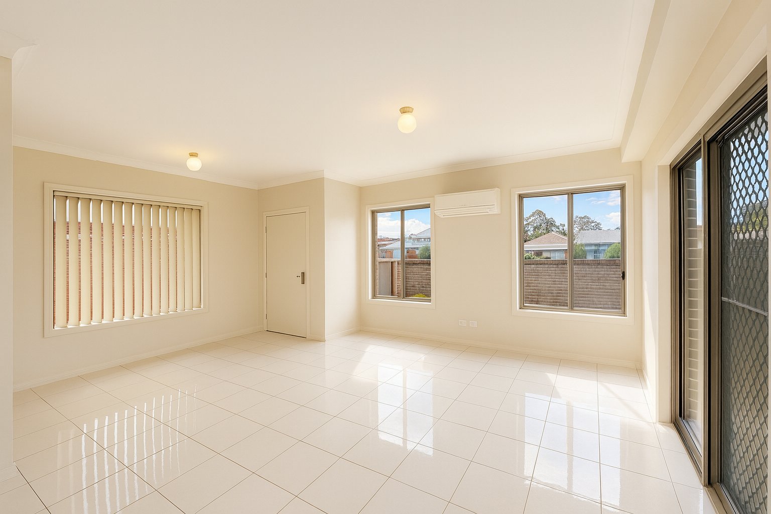 4/6 Market Street MOOREBANK 2