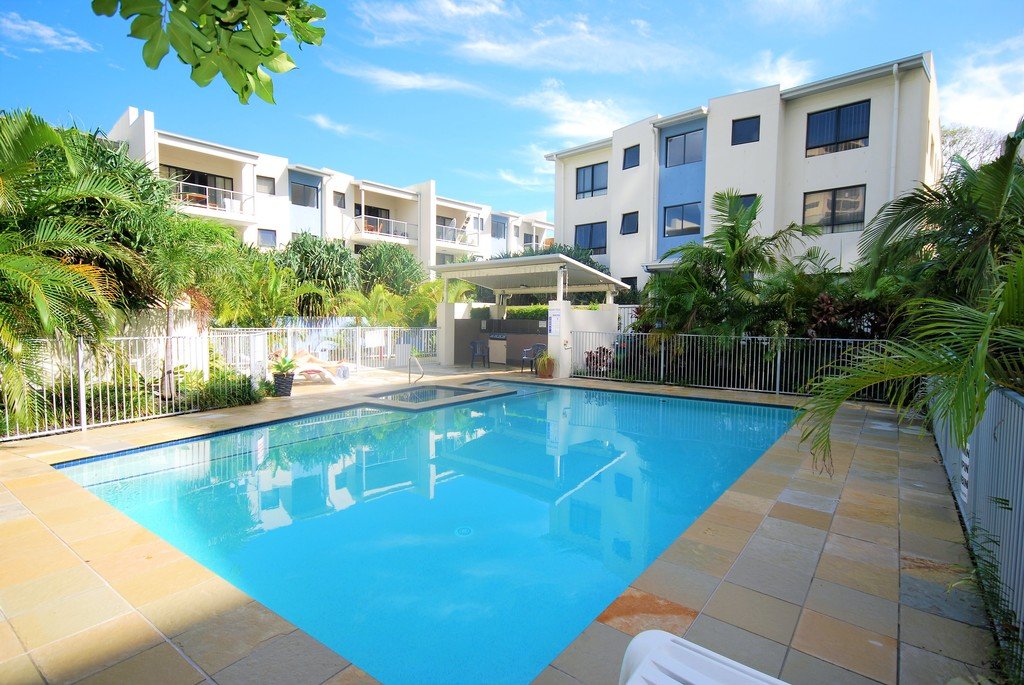 4/6 Saks on Fifth, Fifth Avenue BURLEIGH HEADS 2