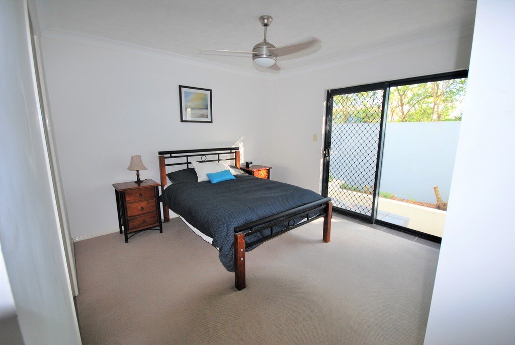 4/6 Saks on Fifth, Fifth Avenue BURLEIGH HEADS 3