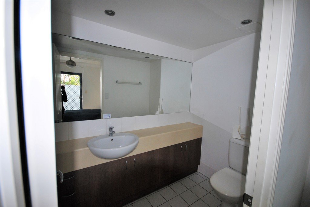 4/6 Saks on Fifth, Fifth Avenue BURLEIGH HEADS 4