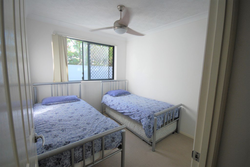 4/6 Saks on Fifth, Fifth Avenue BURLEIGH HEADS 6