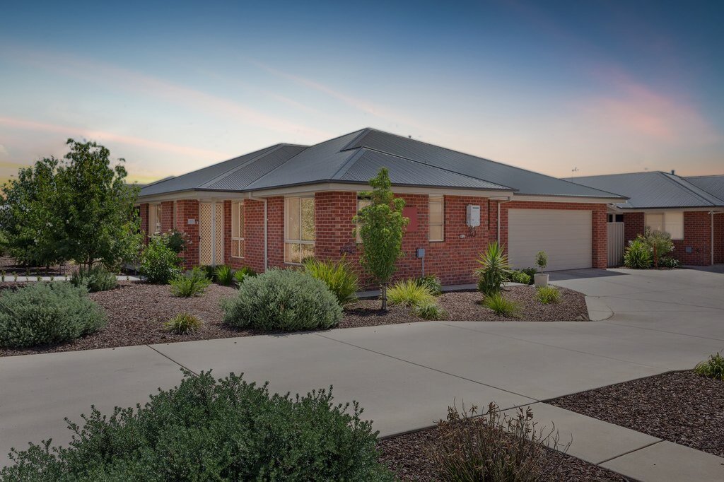 4/6 Trumper Street BOOROOMA 3