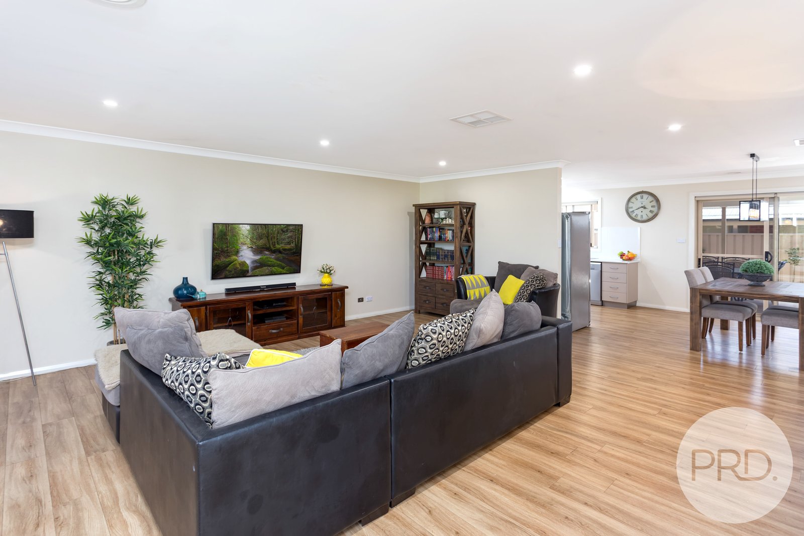 4/6 Trumper Street BOOROOMA 3
