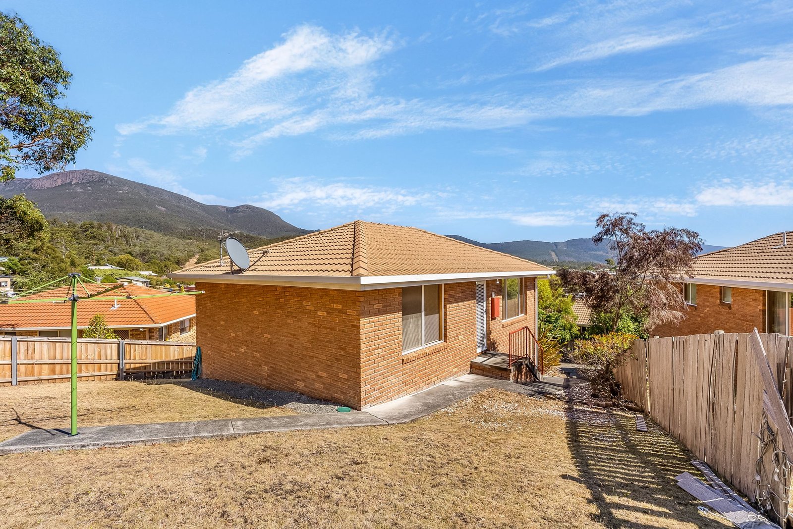 4/8 Broadby Drive LENAH VALLEY 9