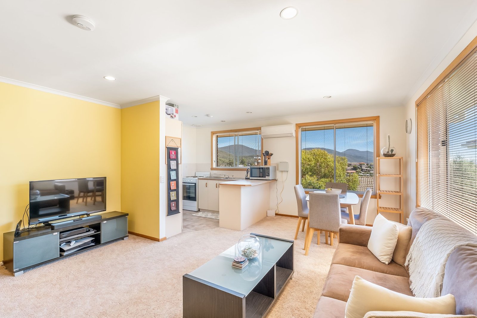 4/8 Broadby Drive LENAH VALLEY 2