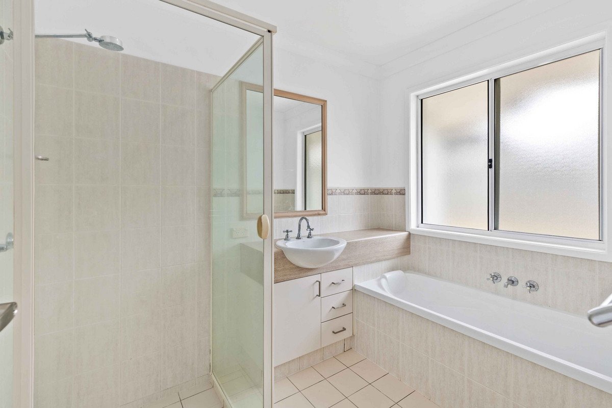 48 Seville Court BURLEIGH WATERS 6