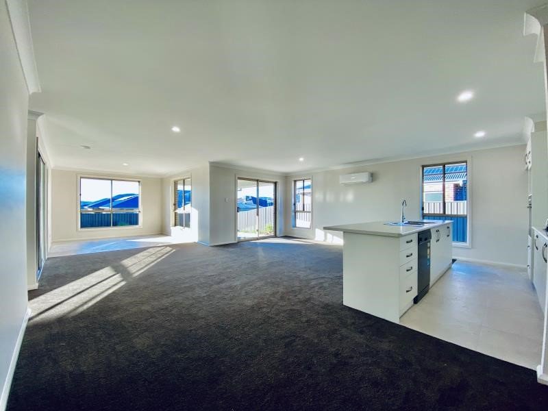 49 Currawong Drive TAMWORTH 2