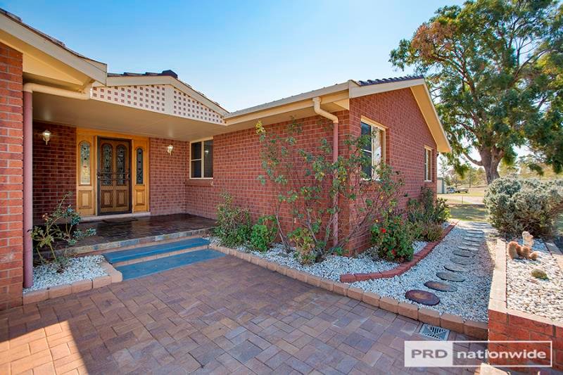 49 Meadow Banks Drive TAMWORTH 1