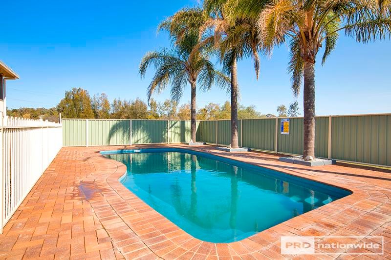 49 Meadow Banks Drive TAMWORTH 2