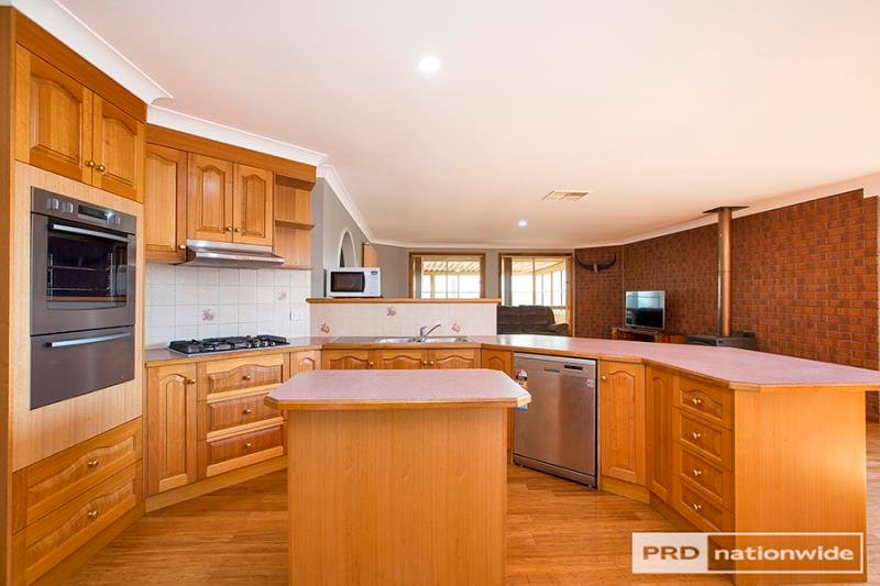 49 Meadow Banks Drive TAMWORTH 4