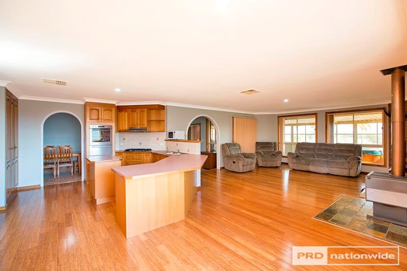 49 Meadow Banks Drive TAMWORTH 5