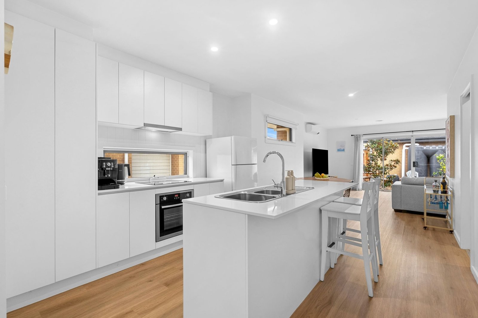 Gallery: 4/90 Breakwater Road