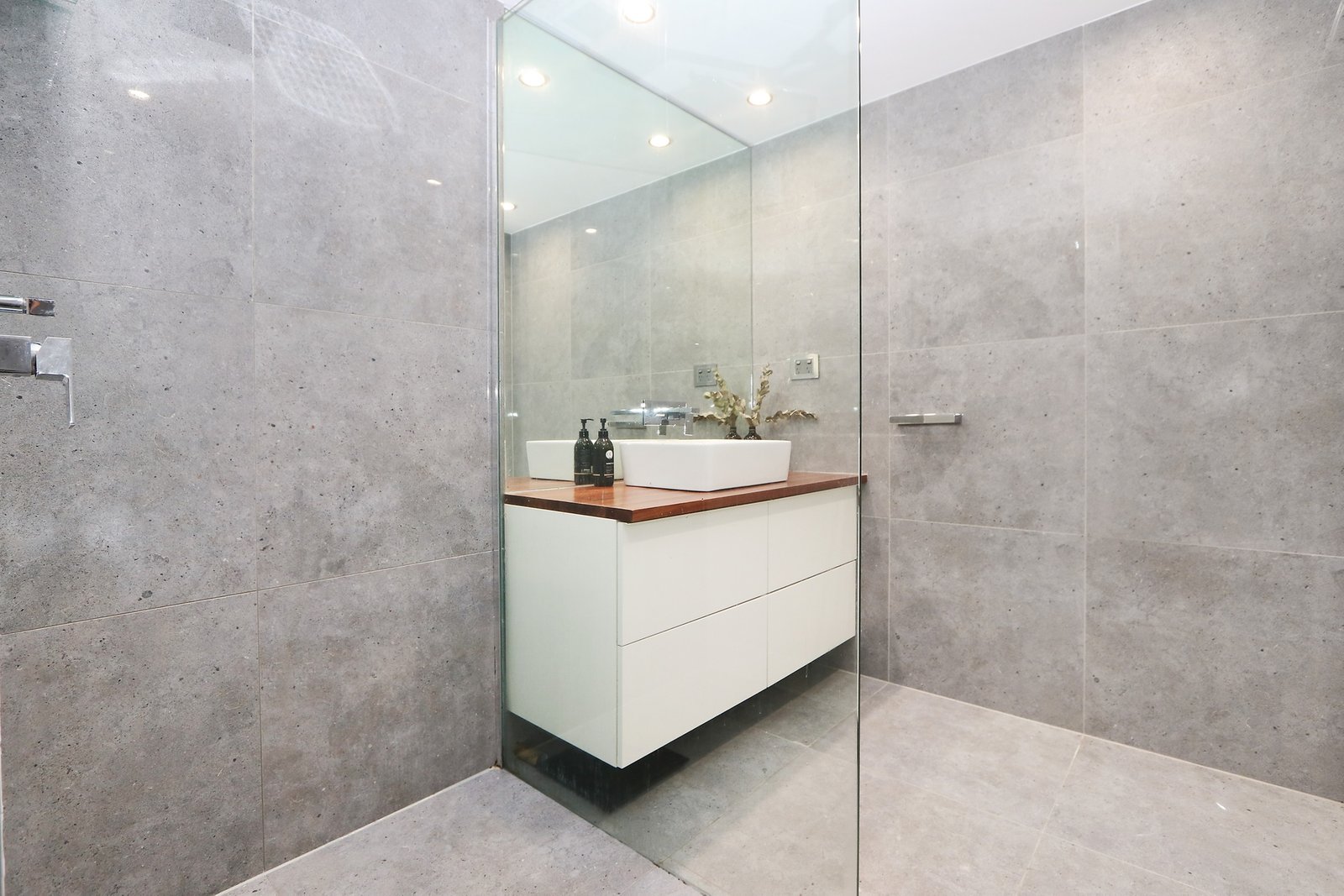 49/11 Fairway Drive CLEAR ISLAND WATERS 9