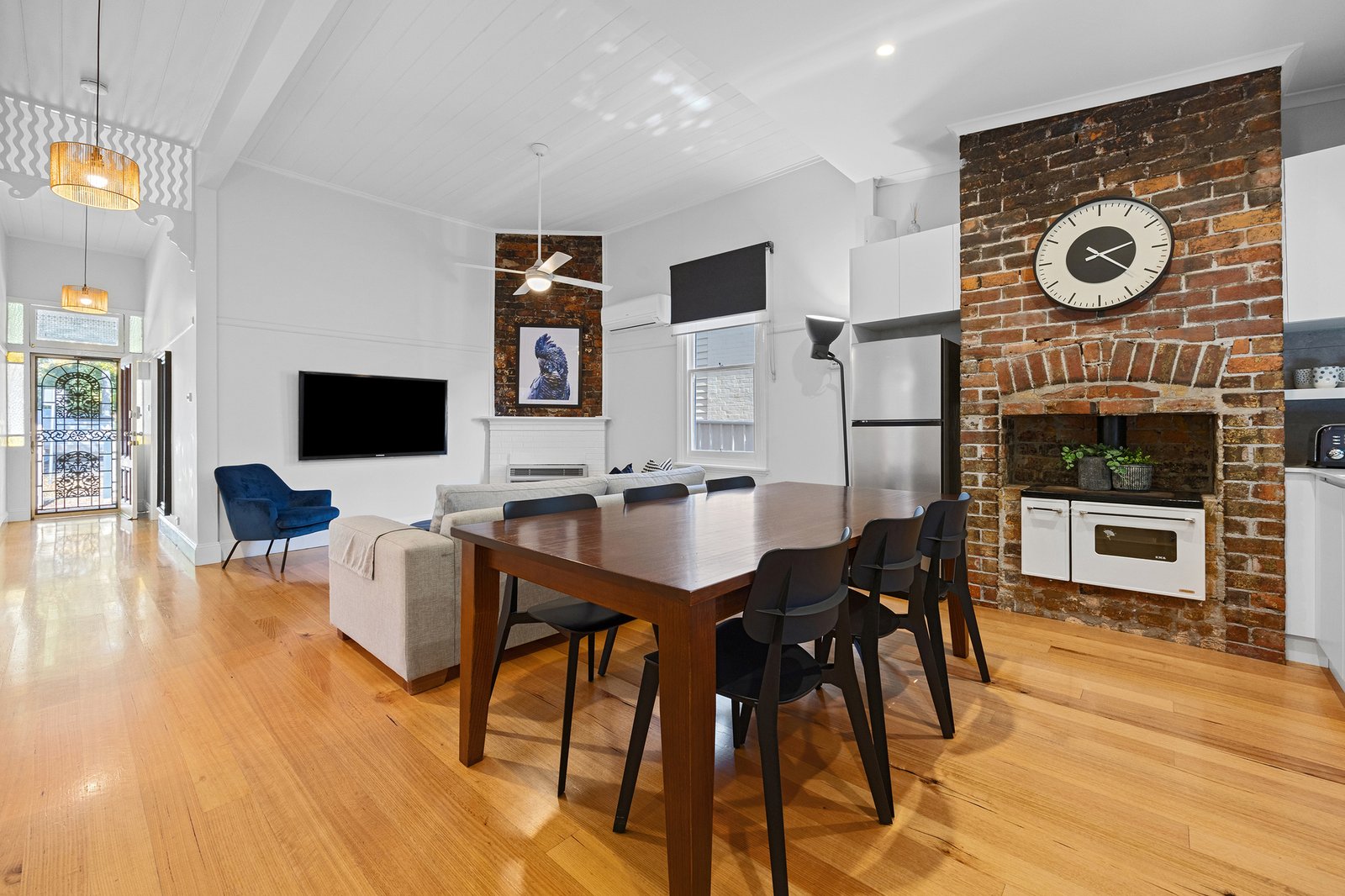 Gallery: 492 Hargreaves Street