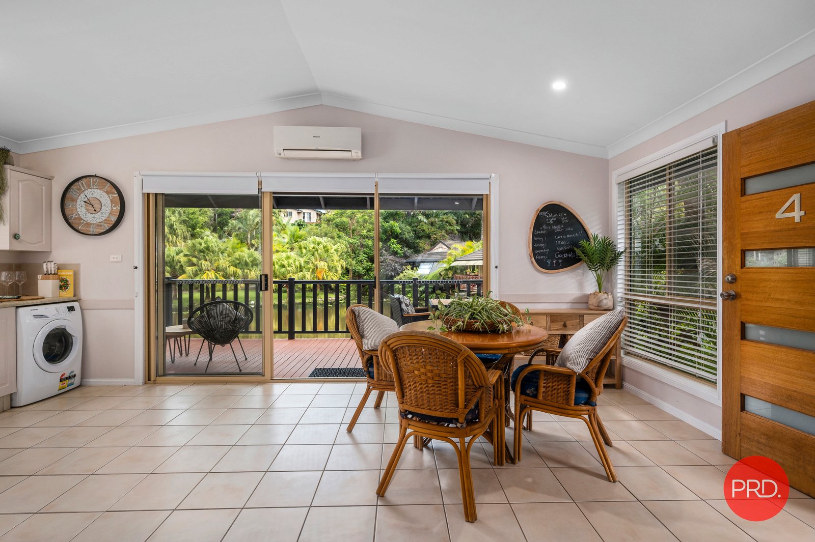 4/95 James Small Drive KORORA 6