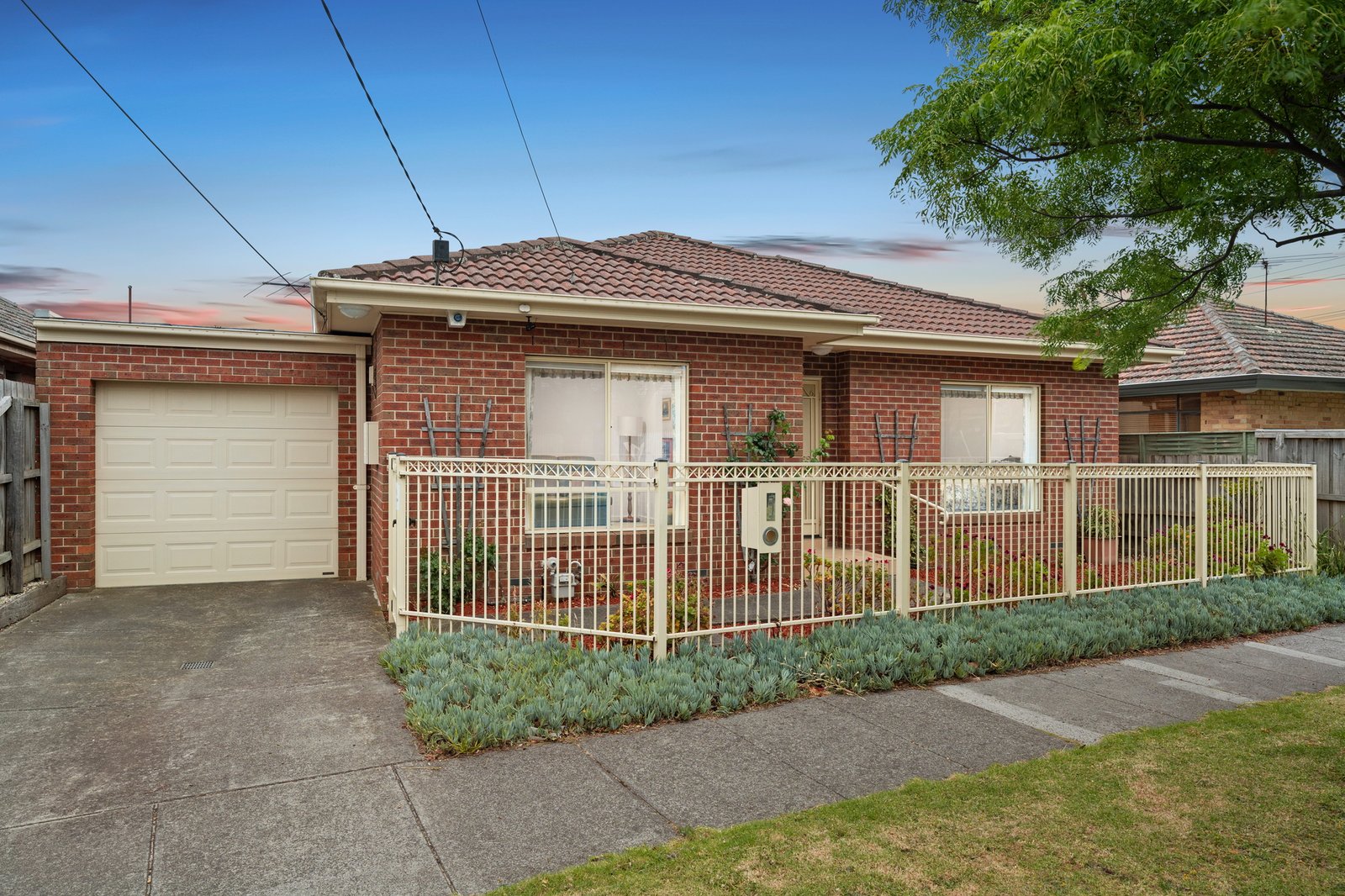 Gallery: 49A Deakin Street