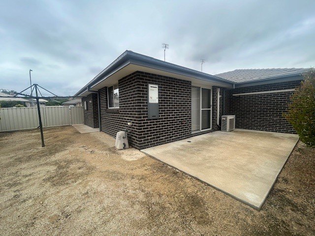 4a Lake Place TAMWORTH 2
