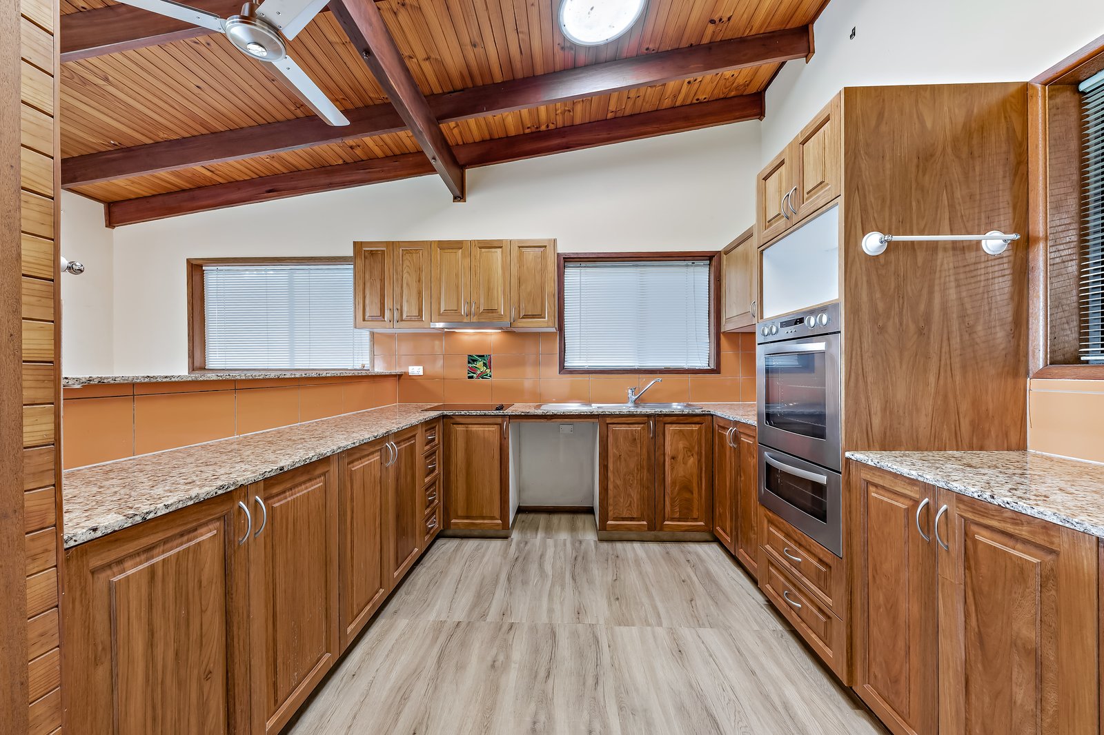 5 Airlie Crescent AIRLIE BEACH 2