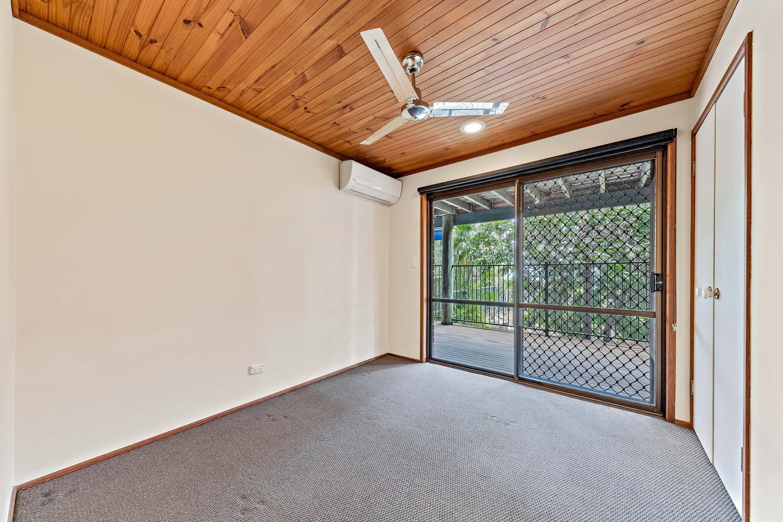 5 Airlie Crescent AIRLIE BEACH 8