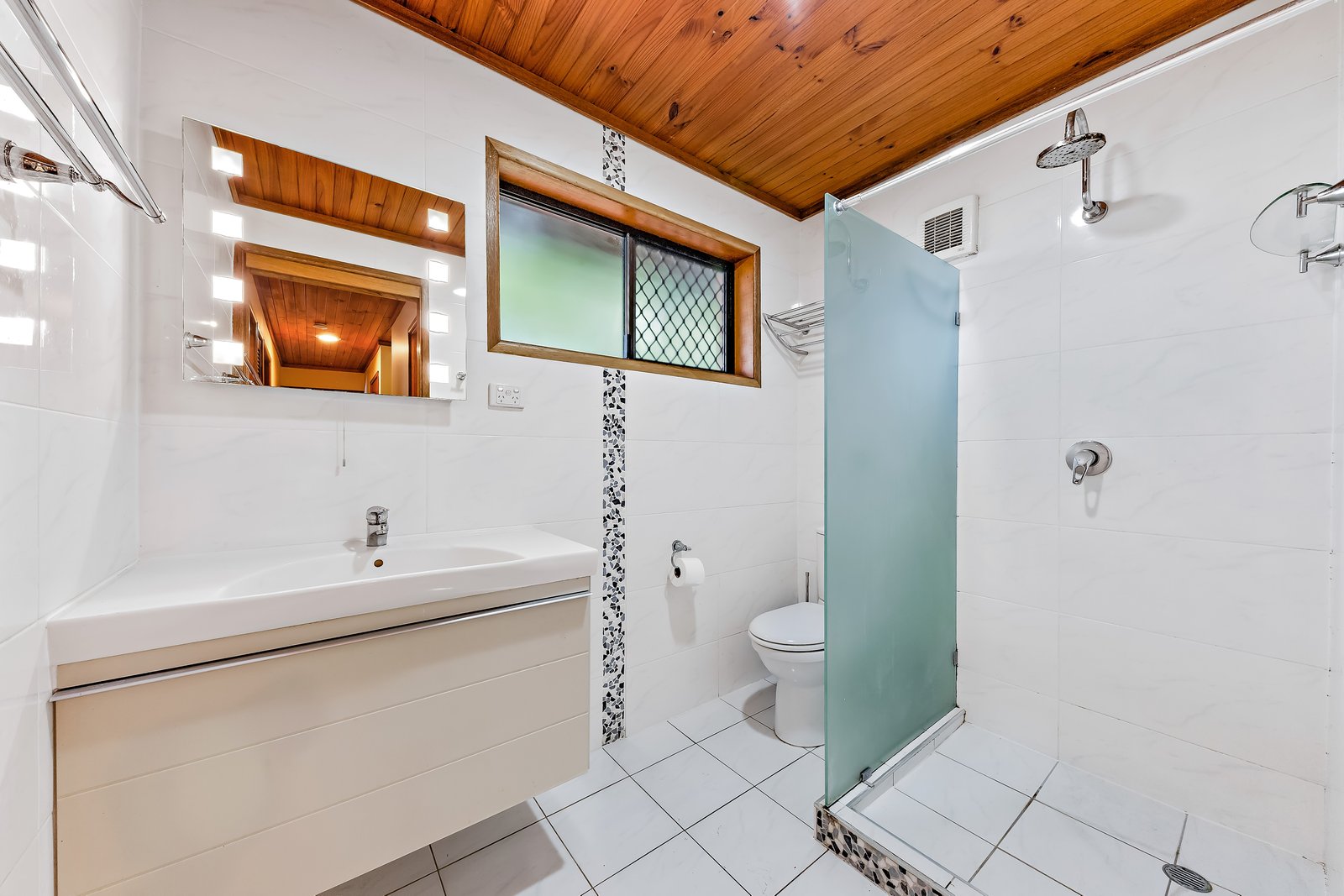 5 Airlie Crescent AIRLIE BEACH 10