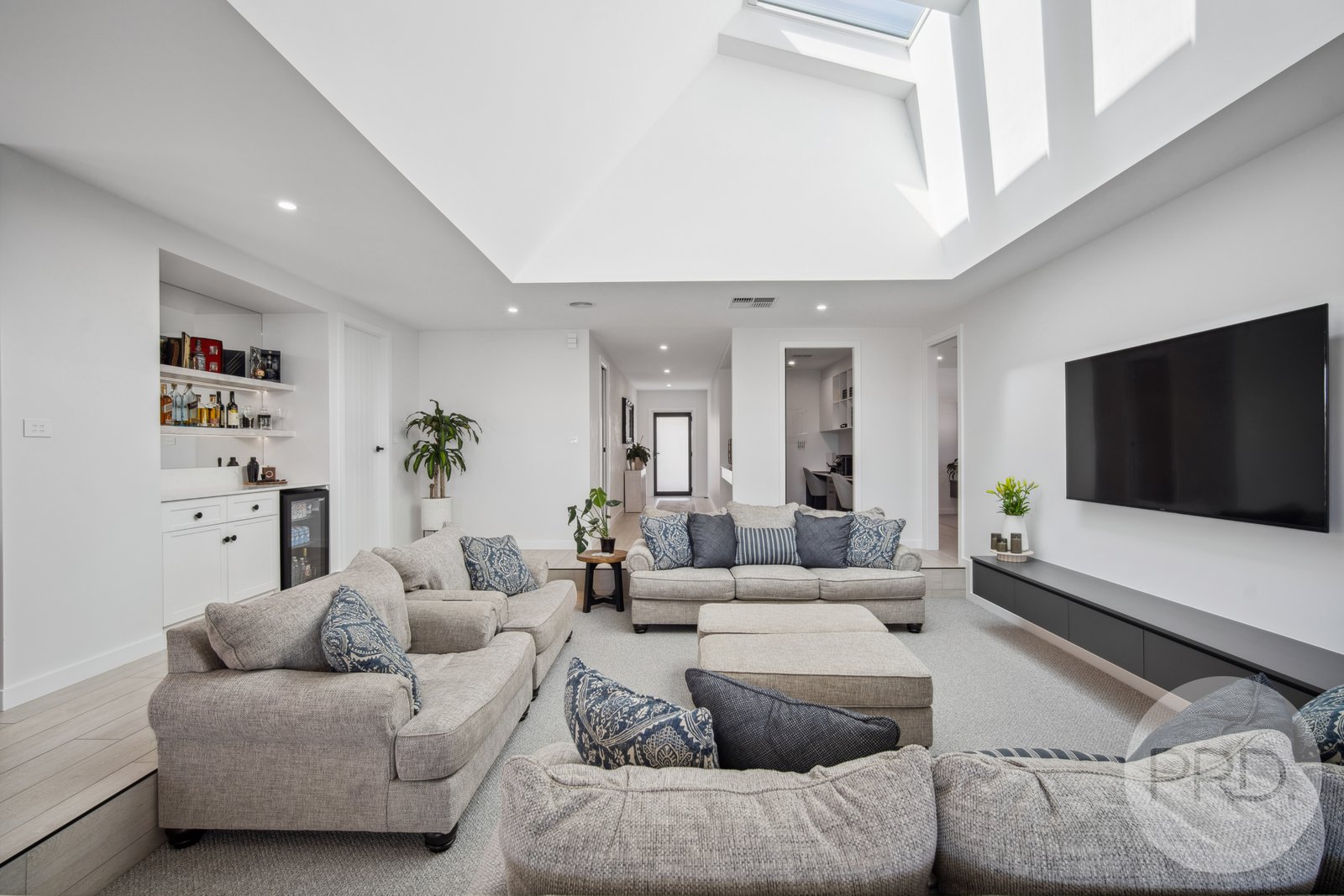 5 Billabong Crescent GOBBAGOMBALIN 9