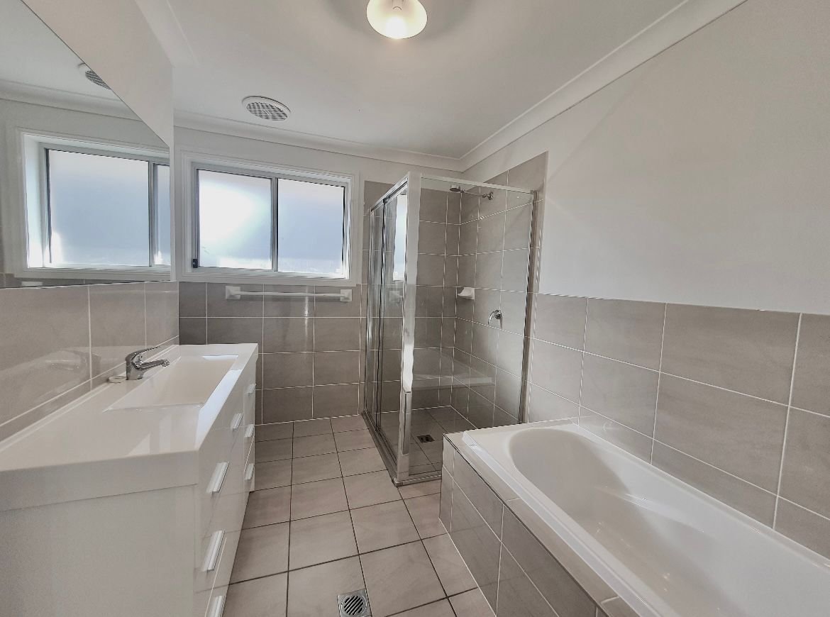 5 Canal Parade LEPPINGTON 12