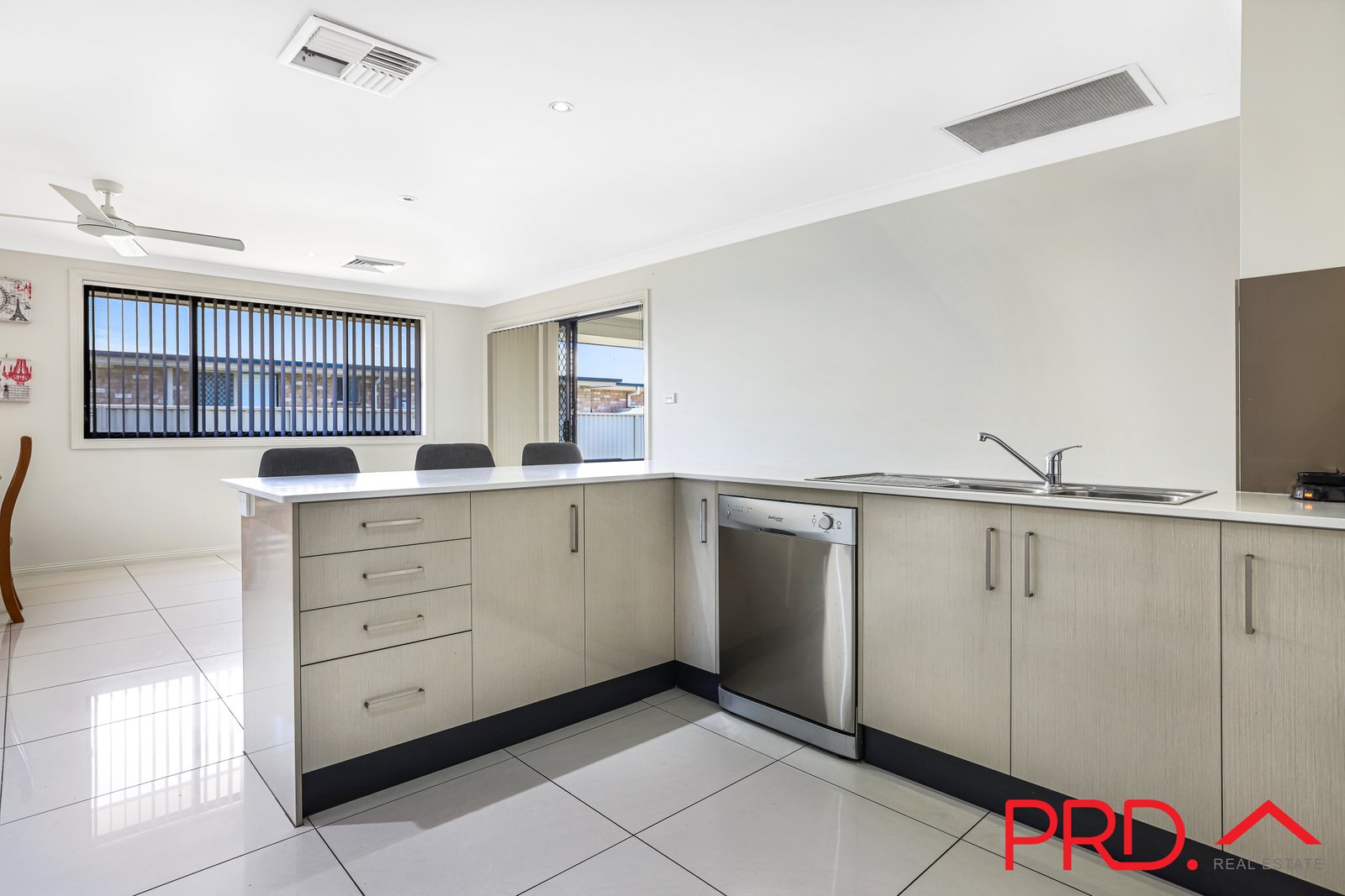 5 Carnegie Place TAMWORTH 9