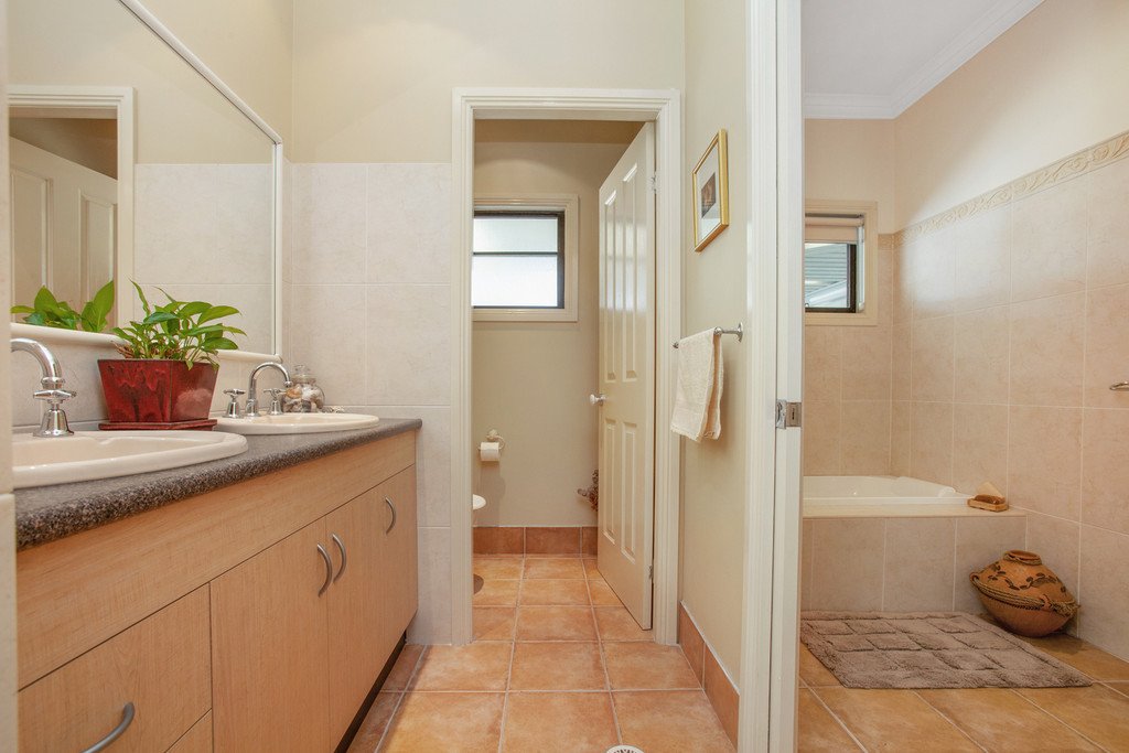 5 Currawong Close THORNTON 16