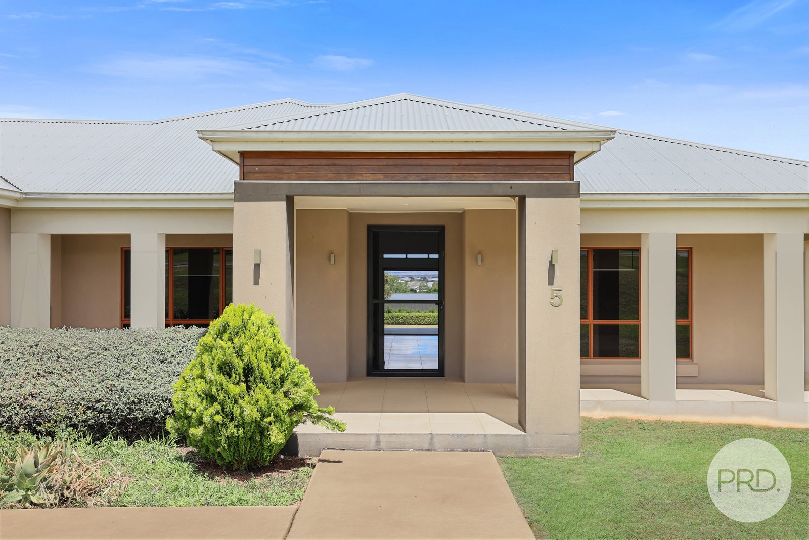 5 Daintree Circuit TAMWORTH 4