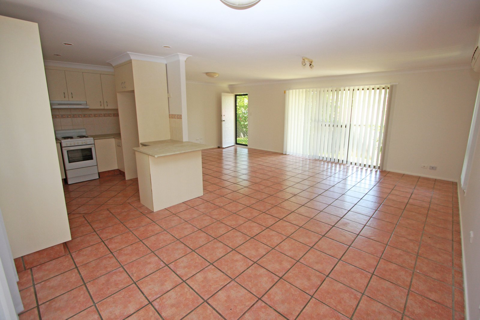 5 Dampier Court MOLENDINAR 1