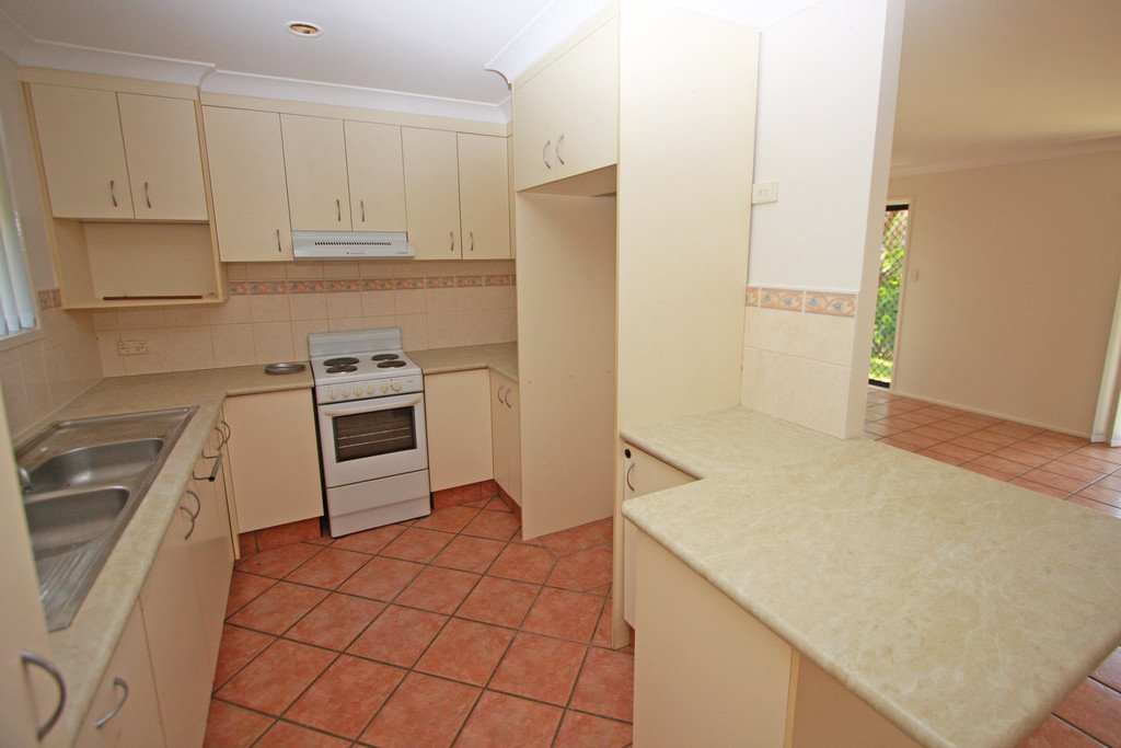 5 Dampier Court MOLENDINAR 2