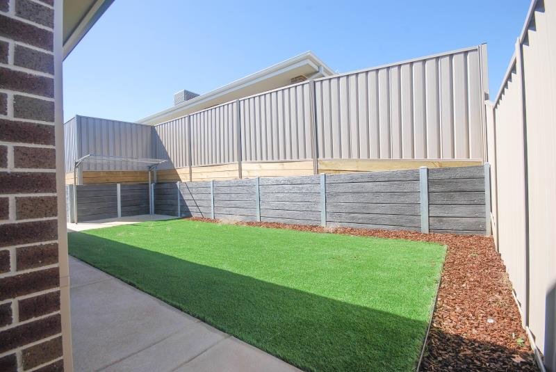 5 DARCY Drive BOOROOMA 8