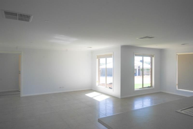 5 DARCY Drive BOOROOMA 3