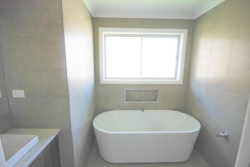 5 DARCY Drive BOOROOMA 4