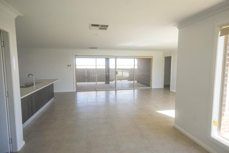 5 DARCY Drive BOOROOMA 5